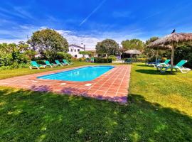 Casa rural exclusiva con 9 hab 16-25pax con piscina privada y BBQ cubierta, feriebolig i Riudarenes
