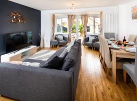 Brightleap Apartments - Modern and Spacious Home From Home 1 mile from M1 - Netflix, Prime Video, PS5 - Sleeps 11, apartment in Milton Keynes