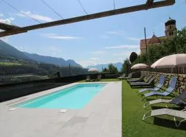 Der Bognerhof - Ferienwohnungen mit beheiztem Salzwasserpool in Riffian bei Meran