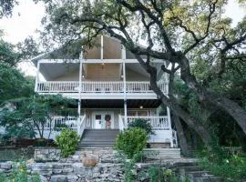 Remodeled Historic Lakefront Gem Overlooking Lake Travis and Jones Brothers Park *Great for Families and Groups*
