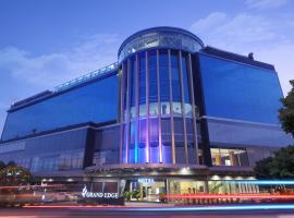 Grand Edge Hotel Semarang - CHSE Certified, hotel in Semarang