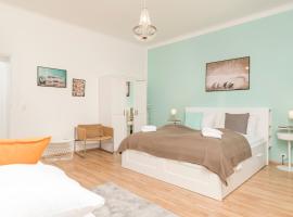 Spittelau spacious bright contactless selfcheckin central metro train station, hotell i Wien