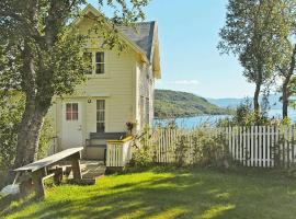 Three-Bedroom Holiday home in Skatvik, počitniška hiška v mestu Seljesletta
