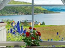 4 person holiday home in Skatvik-By Traum, hotel in Seljesletta