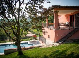 Villa con piscina e intera struttura a uso esclusivo casa del moré, hotel a La Morra