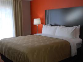 Quality Inn & Suites Fresno Northwest، فندق في فريسنو