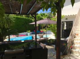 Bed,Kitchen and Swimming Pool Villa Esterel, B&B in Saint-Raphaël