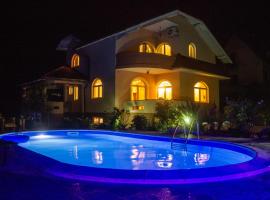 Villa Katarina with pool, hotell sihtkohas Banja Luka huviväärsuse Železnička Stanica Jošavka lähedal
