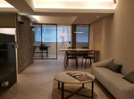 3 Bedrooms and 1 Study and 3 Bathrooms Near Taipei 101 & MRT，台北的度假住所