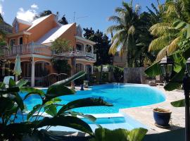 The Tourelle of Paradise with Big Heated Private Pool May-Aug, cabaña o casa de campo en Rivière Noire