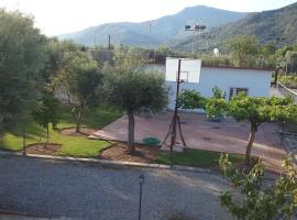 STUDIO WITH TENIS COURT AND MINI BASKET, cheap hotel in Aigio