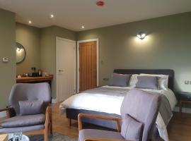 Open acres accommodation and airport parking, hotell i Bristol