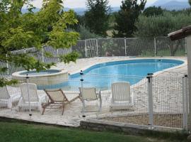 Maison Cévennes Gard 6-8 personnes piscine privée: Savignargues şehrinde bir otoparklı otel