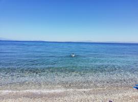 Fotis Apartments, hotel perto de Agios Stefanos Beach, Skála Néon Kydonión