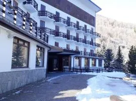 Appartamento Pragelato centro con giardino privato