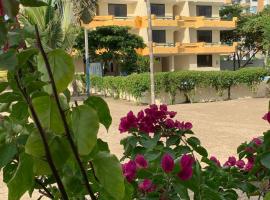 Hostal La Tolita, hotel v mestu Atacames