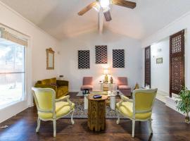 Oasis Near DFW Airport with Mediterranean Setting, villa in Irving