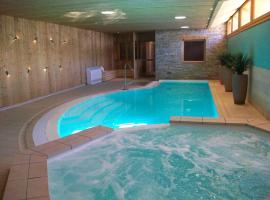 Les Chalets du Chaberton, Pied de pistes et Spa, hotel con piscina en Montgenèvre