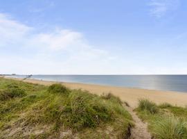 Beach Front On The Bay In Our Rustic Beach Cottage Cottage, aluguel de temporada em Norfolk