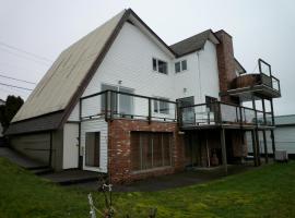 Fireflies Bed & Breakfast, familiehotel i Campbell River