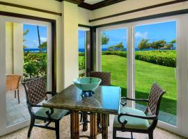Waipouli Beach Resort Exquisite Ocean Front Condo in Oceanfront H Building Sleeps 8 AC Pool, hotel v destinaci Kapaa