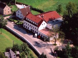 Landhotel Goldener Löwe mit Pension Am Taurastein, hotel with parking in Burgstaedt