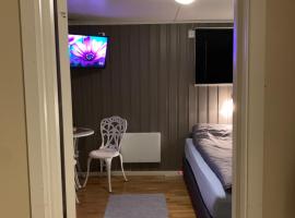 Cozy & private room in the middle of Lofoten, hotel v destinácii Leknes