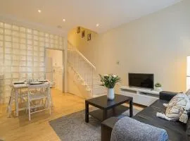 2BR Grassmarket Apartment with Castle View