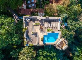 Ch&acirc;teau De Riell, 5hvězdičkov&yacute; hotel v destinaci Moltig les Bains