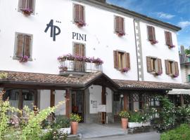 Hotel Pini，Corniolo的有停車位的飯店