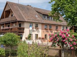 Gasthof Zur frohen Einkehr: Reichardsroth şehrinde bir otoparklı otel