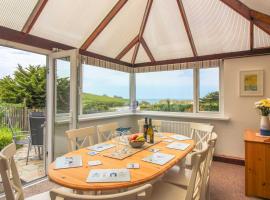 Ocean View, vacation home in Holywell Bay