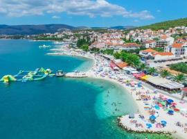 Villa Okruk-10 meters away from the beach, smeštaj na plaži u gradu Trogir