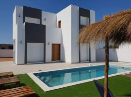 Villa de luxe avec piscine privée sans vis à vis à Djerba、Aghīrのコテージ