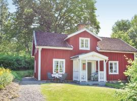 Lovely Home In Vimmerby With Kitchen，維默比的有停車位的飯店