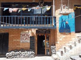Show Boat hotel & organic restaurant, Hotel in Kāgbeni