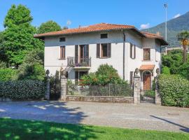 VILLA LAGO foreground - Pet friendly stay- garden-parking-Lake view- Bike friendly holiday house, hotel v destinaci Colico