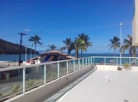 Ap na Avenida da Praia, hotelli kohteessa Caraguatatuba lähellä maamerkkiä Martim de San ranta