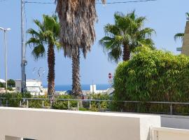 Torre dell'Orso centro - villino vista mare con ampio giardino, hotel in Torre dell'Orso