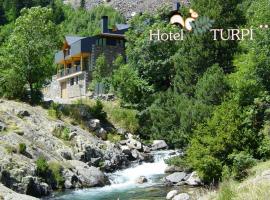 HOTEL TURPÍ: Benasque şehrinde bir otel