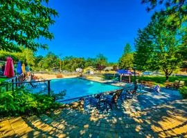 NEW! Cozy & Secluded House w/Deck - Near Yosemite!