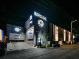 화성 나인부띠끄 호텔 NAMKHAI-NAMPAT ไนน์ บูทิก โฮเต็ล (Nine Boutique Hotel), hotel i Hwaseong