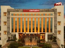 M B Greens Clarks Inn, hotel em Moradabad