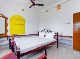 SPOT ON 49479 Rajarajeshwari Lodge, hotel v destinaci Karīmnagar