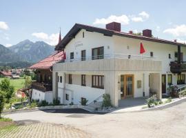 Ferienwohnungen Alpentraum - Landhaus Gutermann, country house in Oberstdorf