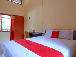 RedDoorz Syariah near Alun Alun Purwokerto, holiday rental in Purwokerto