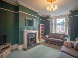 Hereford - Falcon House - Spacious 5 Bedroom House With Games Room - Sleeps 14 Guests - Great Property For Family & Friends Gathering Together - Hosted by RENTMYHOUSE