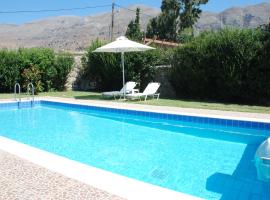 Villa with a pool in Lefkogia, hotell i Lefkogeia