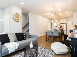 Contemporary Farmhouse Home - King Bed - Double Garage Parking - Free WiFi & Netflix - Long Stays Welcome, hótel í Edmonton