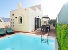 Villa Olympia Lovely, Close to Town and Beaches with Private Pool & Fast WiFi, hotel in Corralejo